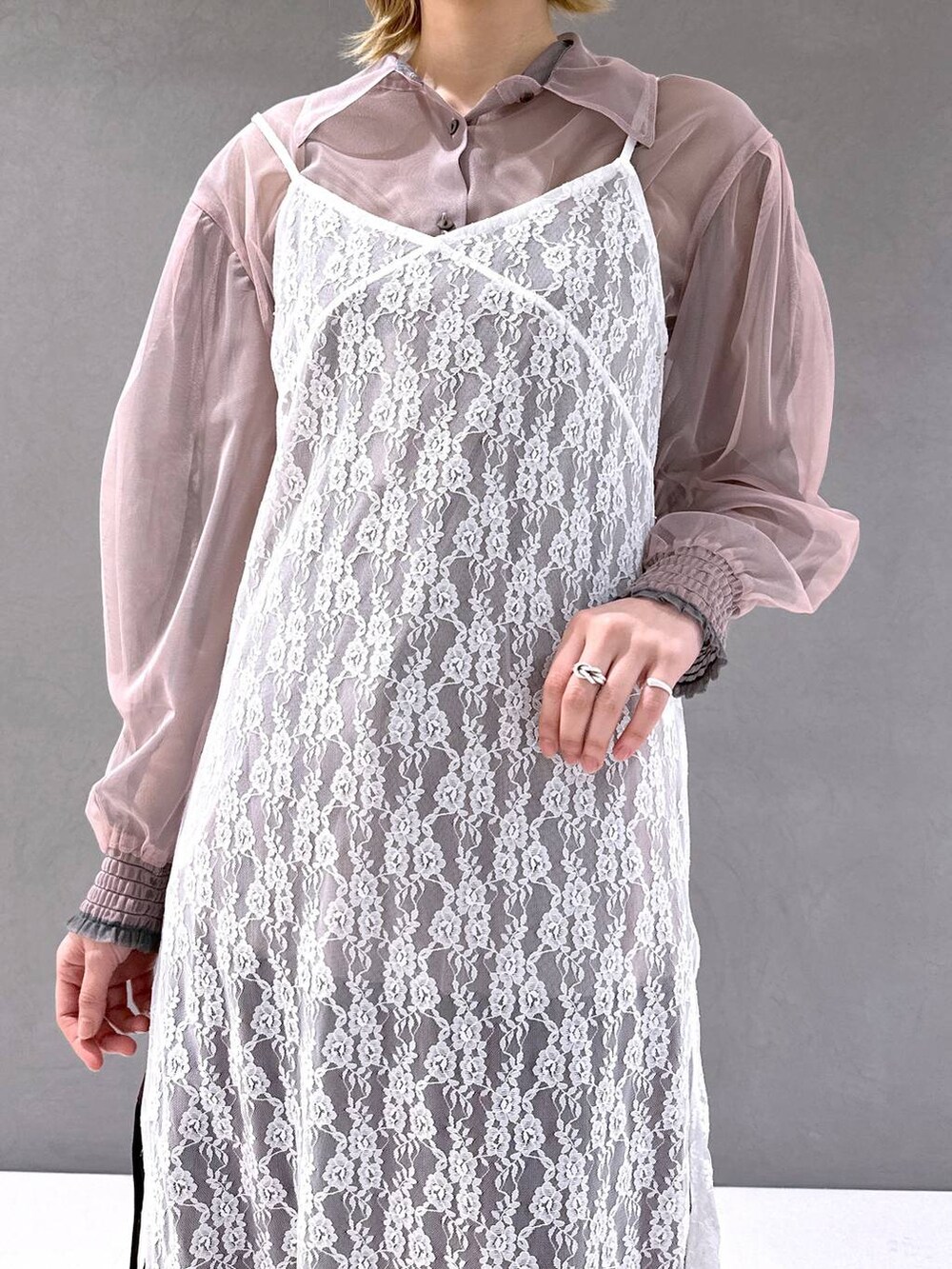 ブラック系のサンダル、ホワイト系のワンピース、ピンク系のシャツ/ブラウスを着用したレディースの春コーディネートの5枚目の写真