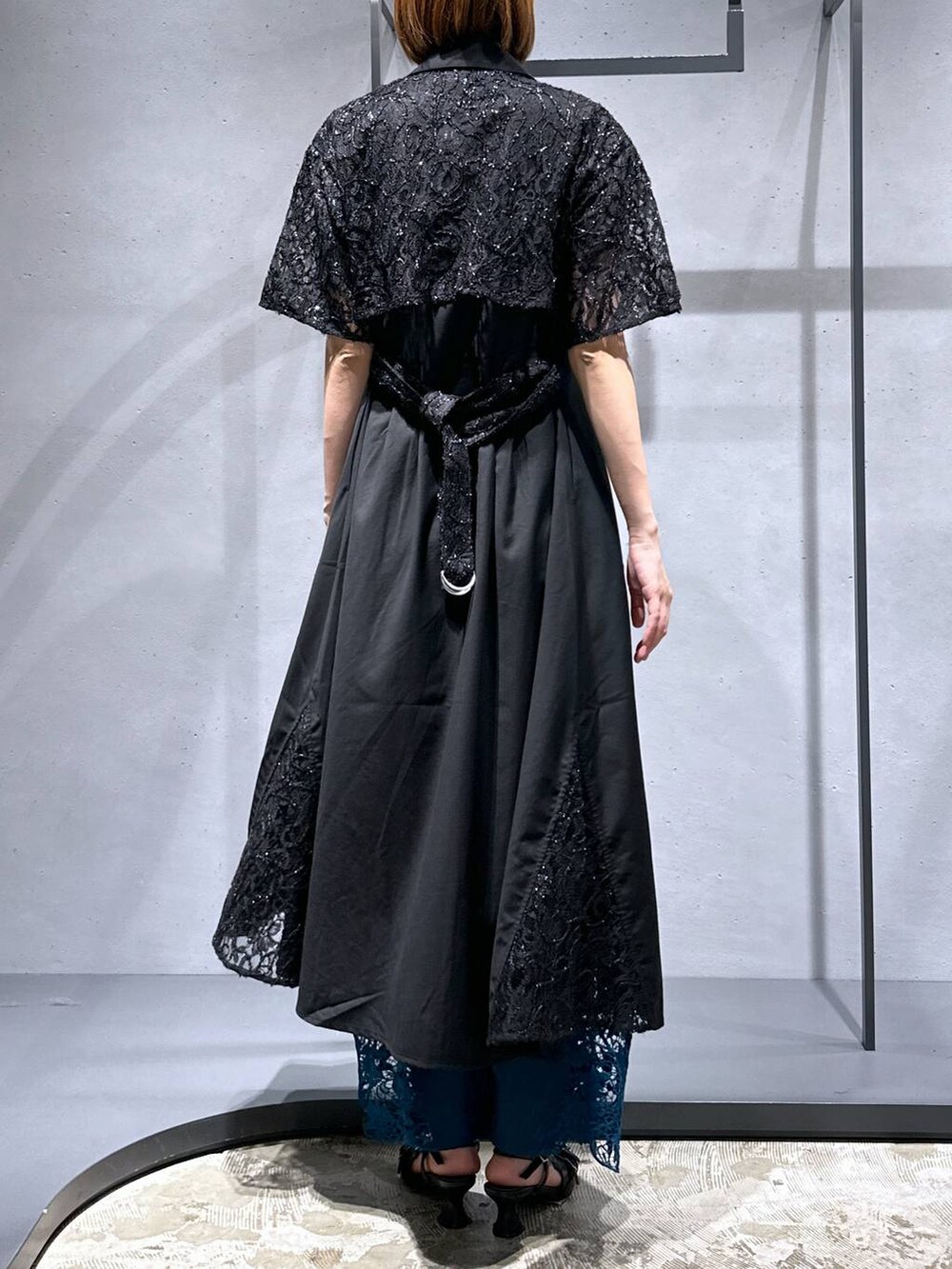 ブルー系のその他パンツ、ブラック系のTシャツ/カットソー、ブラック系のパンプスを着用したレディースの夏コーディネートの3枚目の写真