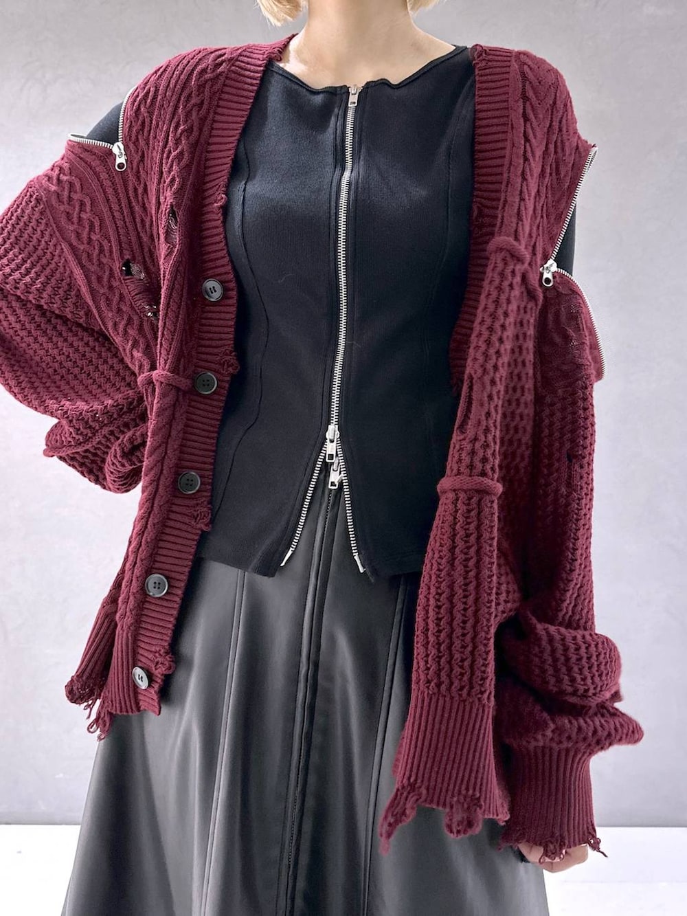 ブラック系のカーディガン/ボレロ、ブラック系のブーツ、レッド系のカーディガン/ボレロを着用したレディースの秋コーディネートの5枚目の写真