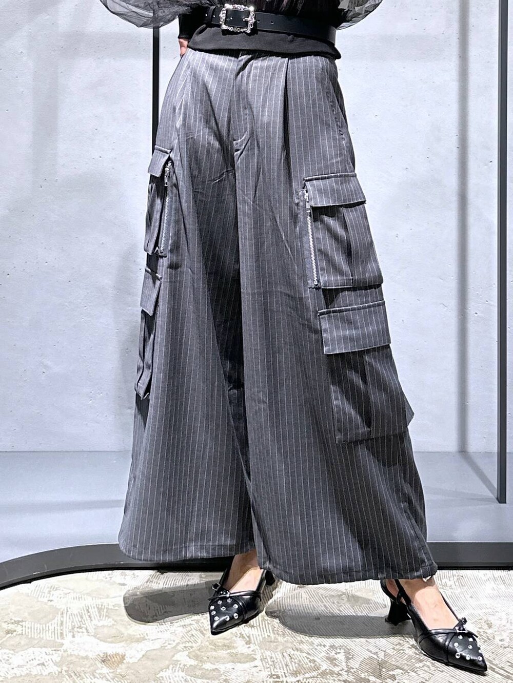 ピンク系のシャツ/ブラウス、ブラック系のパンプス、その他のカーゴパンツを着用したレディースの夏コーディネートの6枚目の写真