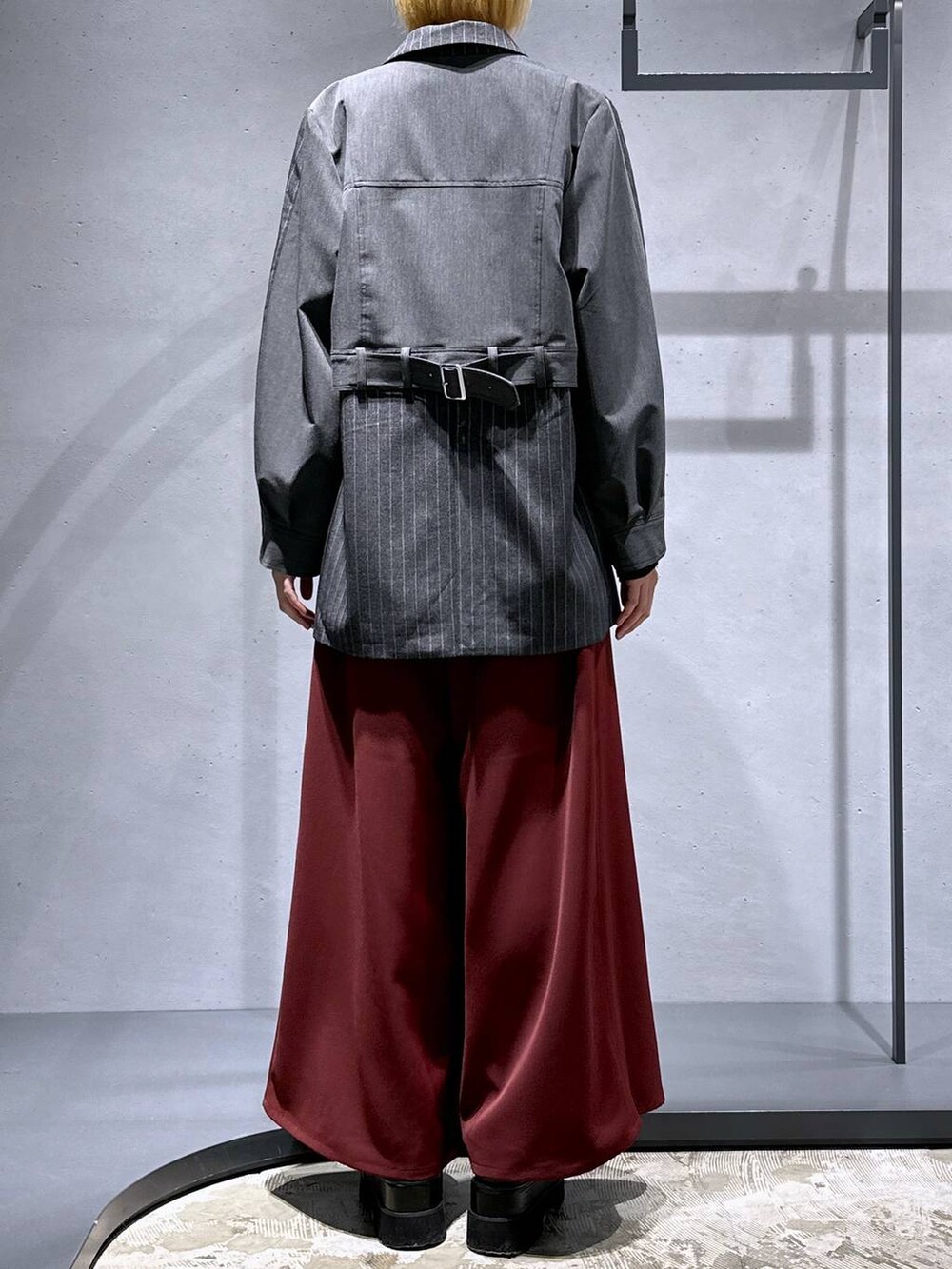 レッド系のその他パンツ、ブラック系のシャツ/ブラウス、ブラック系のドレスシューズを着用したレディースの秋コーディネートの3枚目の写真