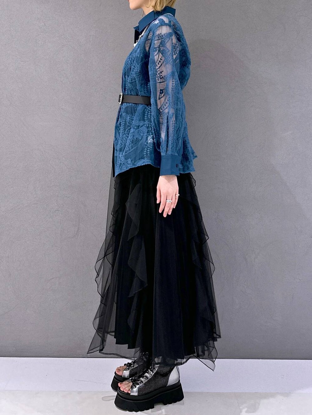 シルバー系のサンダル、ブラック系のスカート、ブルー系のシャツ/ブラウスを着用したレディースの春コーディネートの2枚目の写真