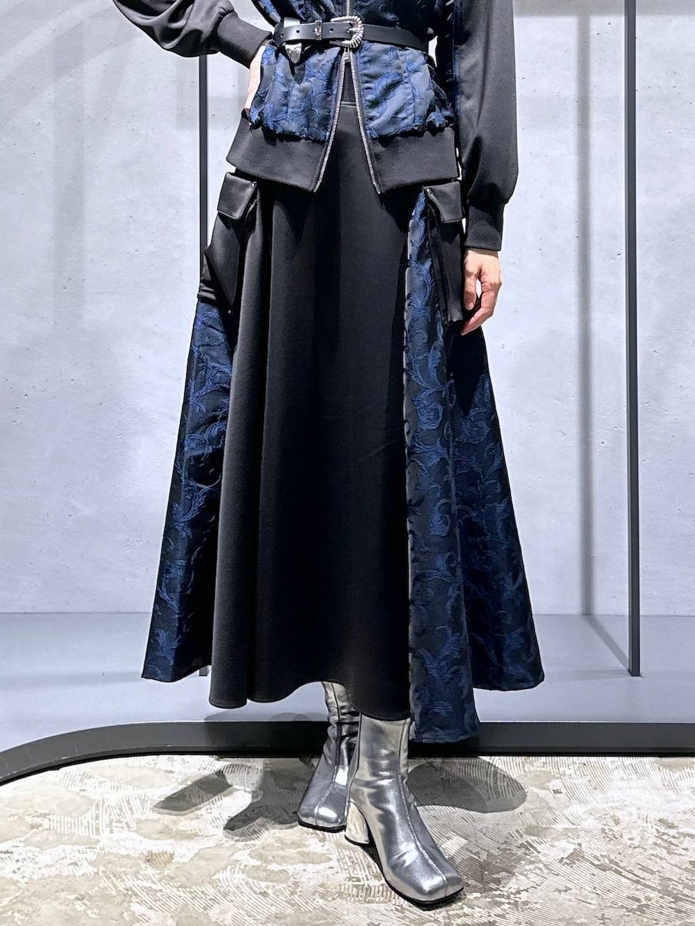 シルバー系のブーツ、ブルー系のジャージ、ブルー系のスカートを着用したレディースの秋コーディネートの6枚目の写真