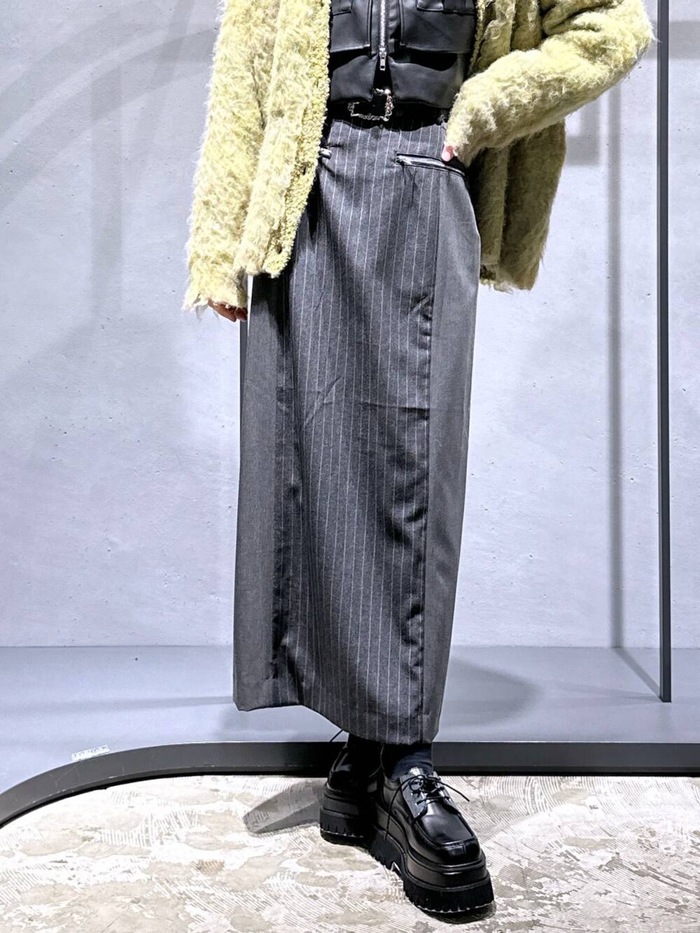 ブラック系のブルゾン、ブラック系のドレスシューズ、イエロー系のカーディガン/ボレロを着用したレディースの秋コーディネートの6枚目の写真