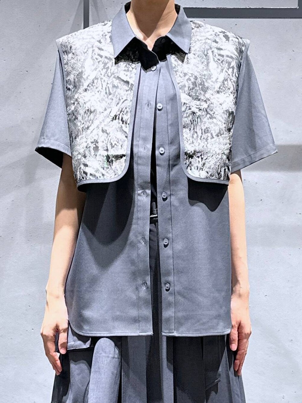 ブラック系のサンダル、グレー系のシャツ/ブラウス、グレー系のその他パンツを着用したレディースの春コーディネートの6枚目の写真