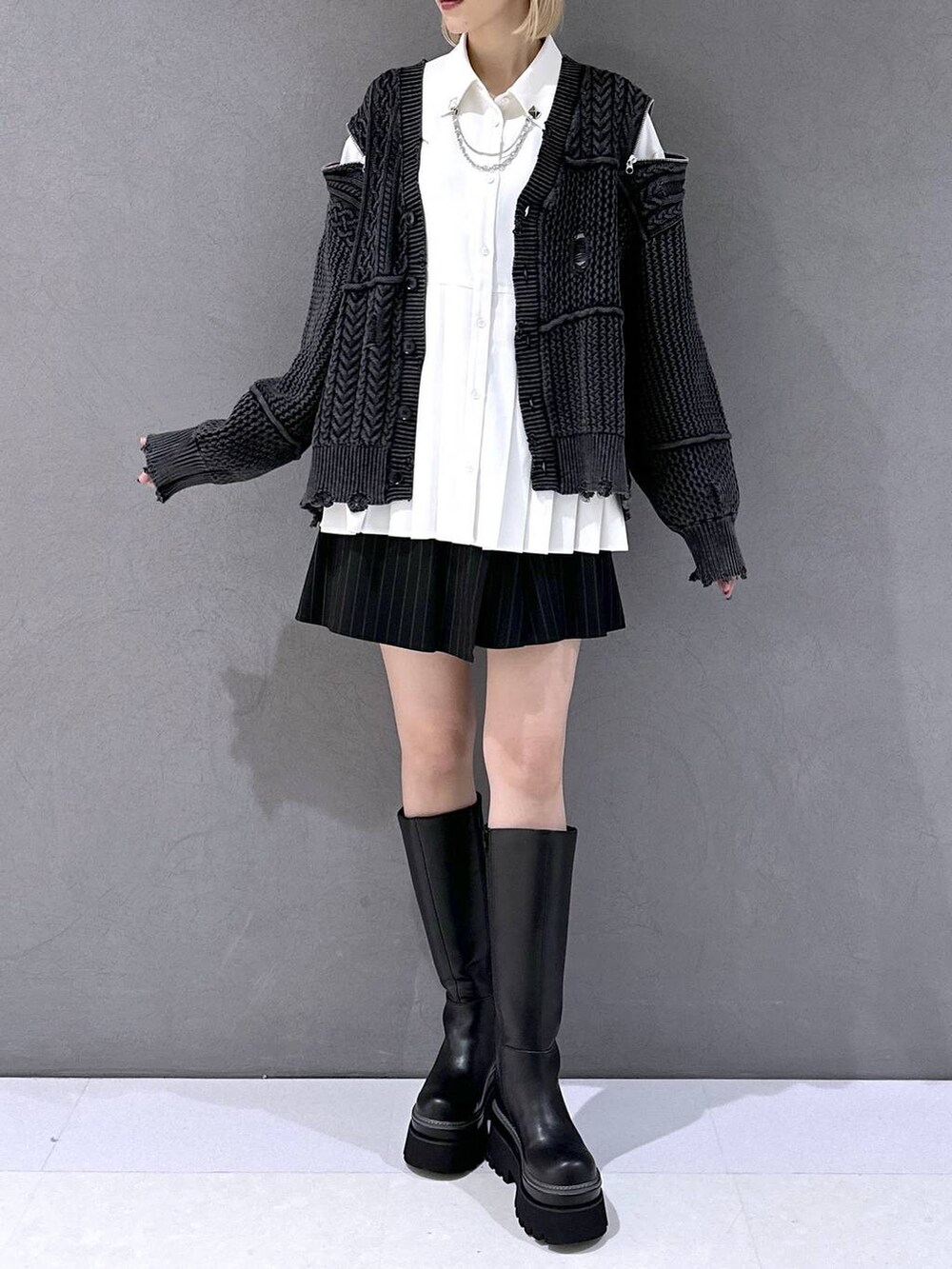 ブラック系のその他パンツ、ブラック系のカーディガン/ボレロ、ブラック系のブーツを着用したレディースの秋コーディネートの4枚目の写真