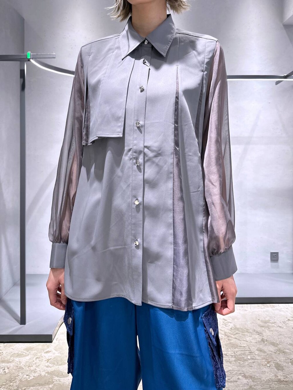 ブラック系のブーツ、グレー系のシャツ/ブラウス、ブルー系のカーゴパンツを着用したレディースの冬コーディネートの6枚目の写真