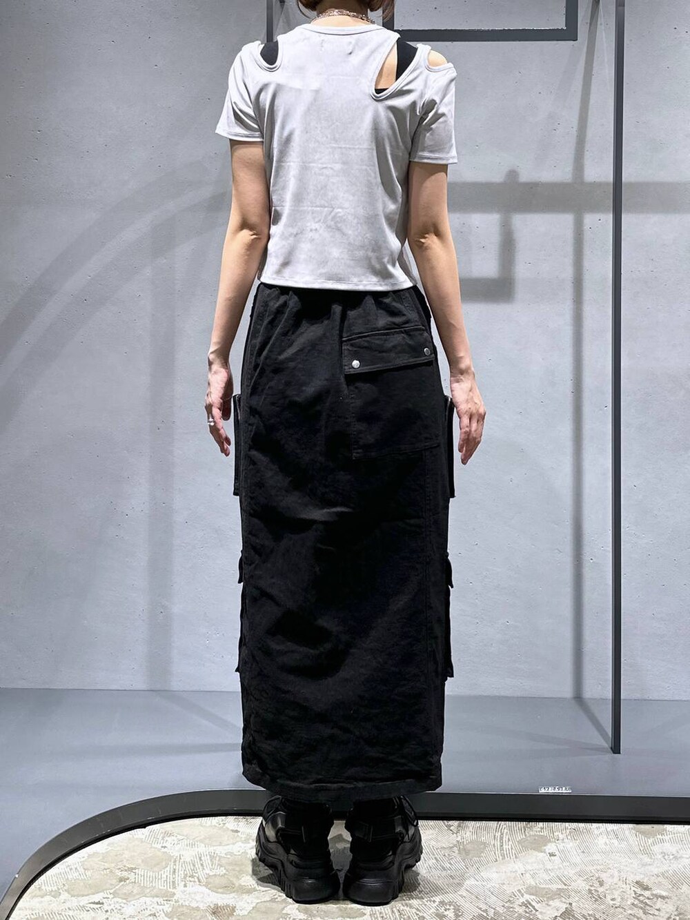 ブラック系のサンダル、ブラック系のタンクトップ、ホワイト系のTシャツ/カットソーを着用したレディースの夏コーディネートの3枚目の写真