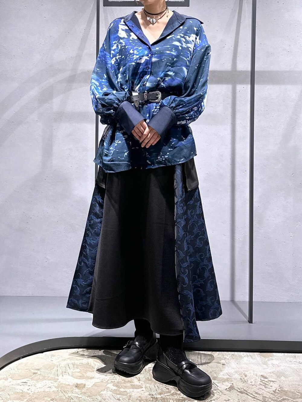 ブラック系のブーツ、ブルー系のシャツ/ブラウス、ブルー系のスカートを着用したレディースの秋コーディネートの4枚目の写真