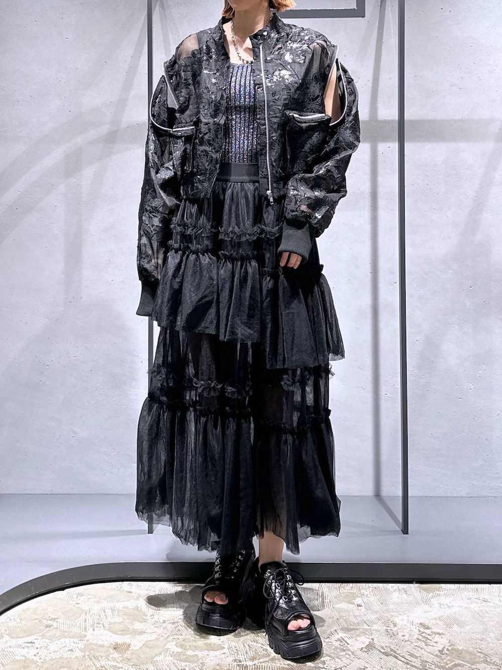 ブラック系のタンクトップ、ブラック系のサンダル、ブラック系のスカートを着用したレディースの夏コーディネートの4枚目の写真