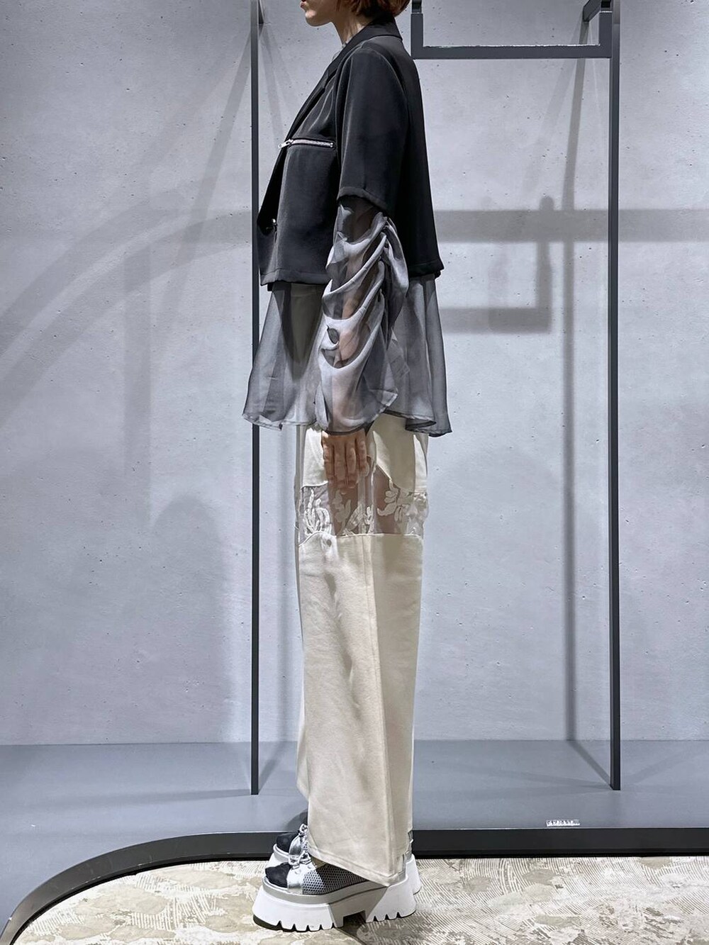 シルバー系のサンダル、ホワイト系のその他パンツ、グレー系のシャツ/ブラウスを着用したレディースの夏コーディネートの3枚目の写真