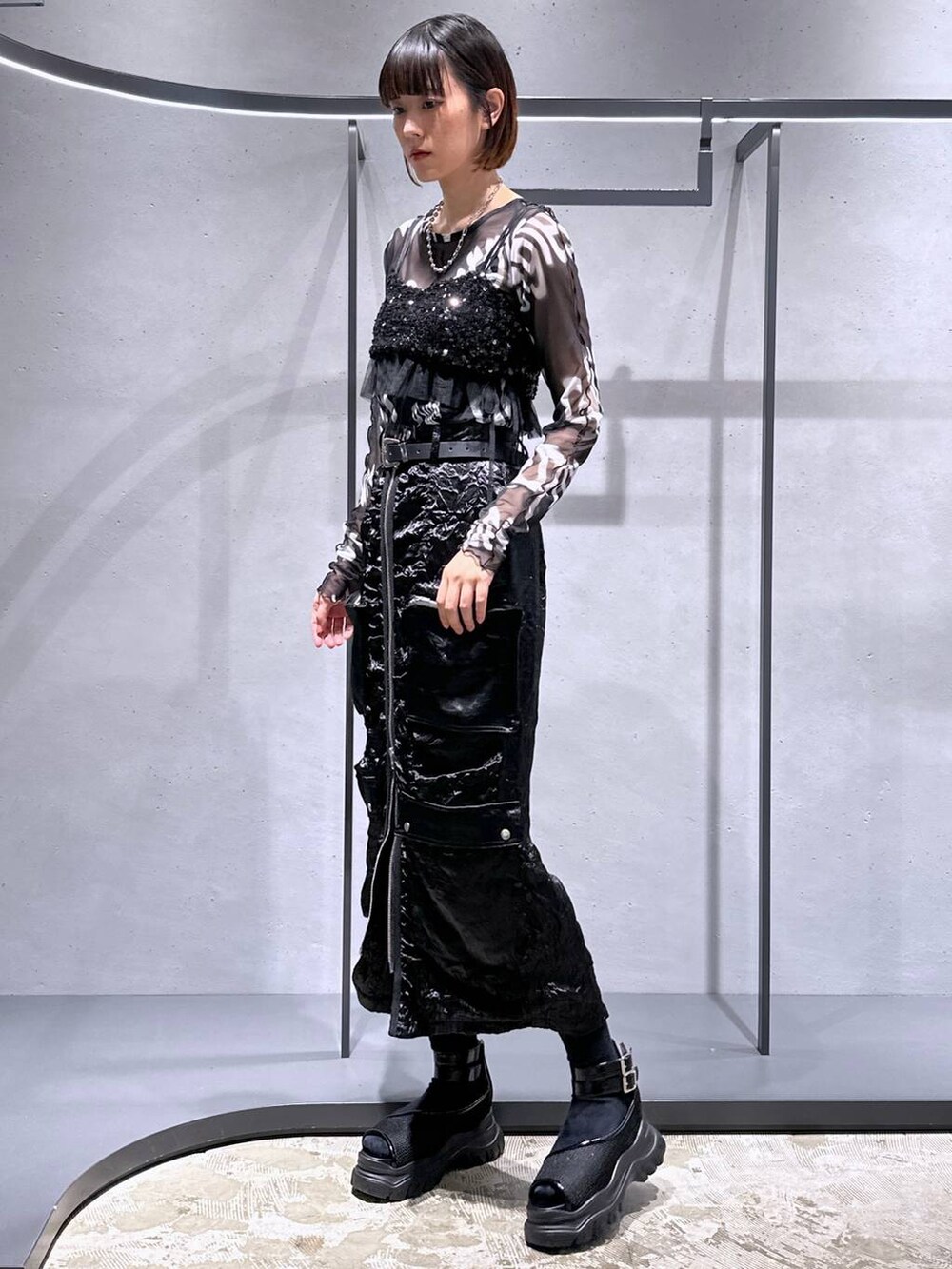 ブラック系のチューブトップ、ブラック系のサンダル、ブラック系のTシャツ/カットソーを着用したレディースの夏コーディネートの8枚目の写真