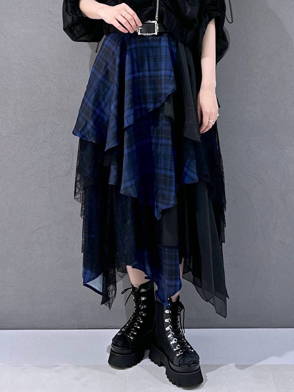 ブラック系のサンダル、ブルー系のスカート、ブラック系のブルゾンを着用したレディースの夏コーディネートの6枚目の写真