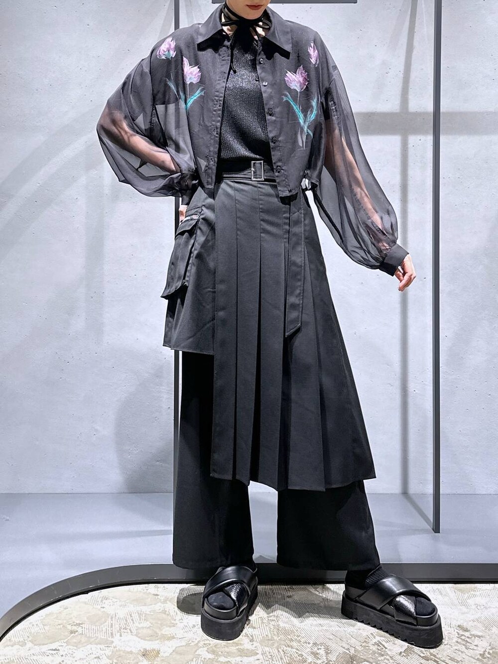 ブラック系のサンダル、ブラック系のTシャツ/カットソー、ブラック系のその他パンツを着用したレディースの春コーディネートの5枚目の写真