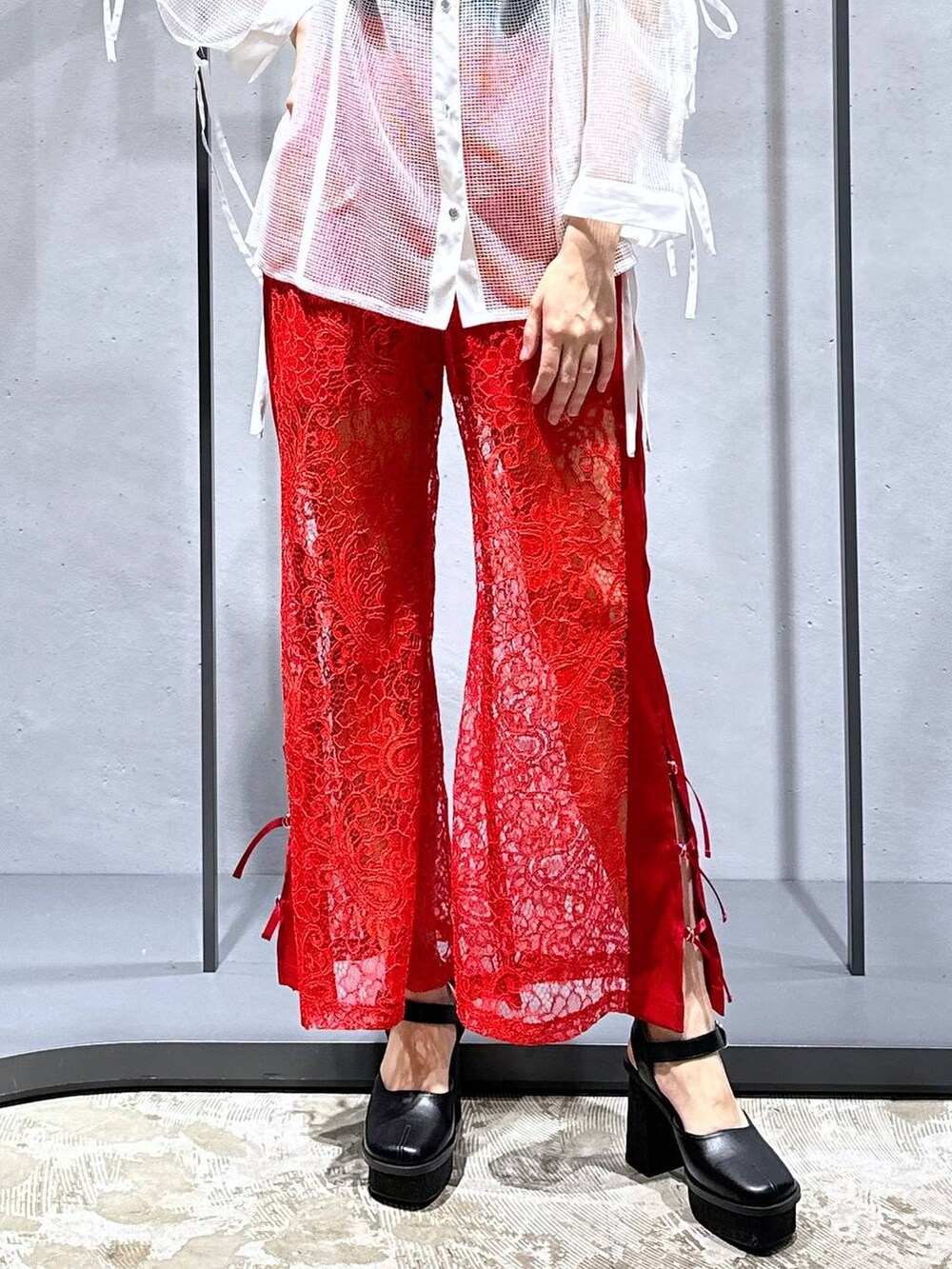 レッド系のその他パンツ、ブラック系のパンプス、ホワイト系のシャツ/ブラウスを着用したレディースの夏コーディネートの6枚目の写真