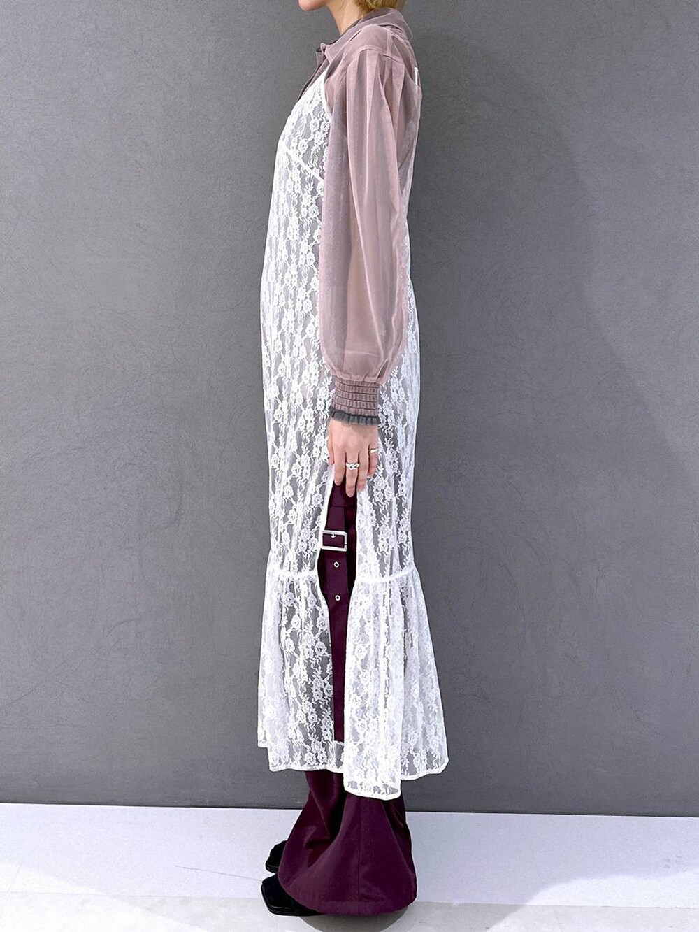 ブラック系のサンダル、ホワイト系のワンピース、ピンク系のシャツ/ブラウスを着用したレディースの春コーディネートの2枚目の写真