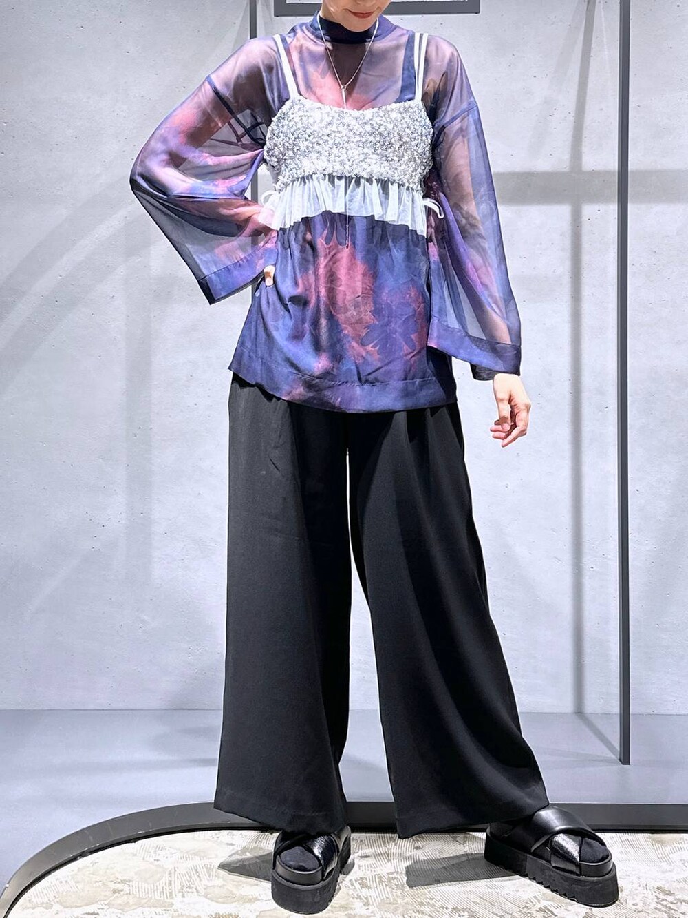 ブラック系のその他パンツ、シルバー系のチューブトップ、ブラック系のサンダルを着用したレディースの春コーディネートの6枚目の写真