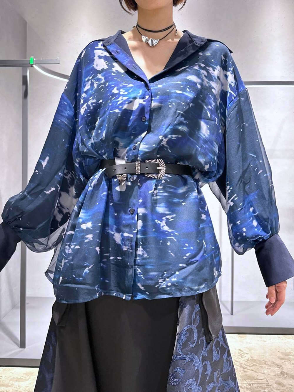 ブラック系のブーツ、ブルー系のシャツ/ブラウス、ブルー系のスカートを着用したレディースの秋コーディネートの5枚目の写真