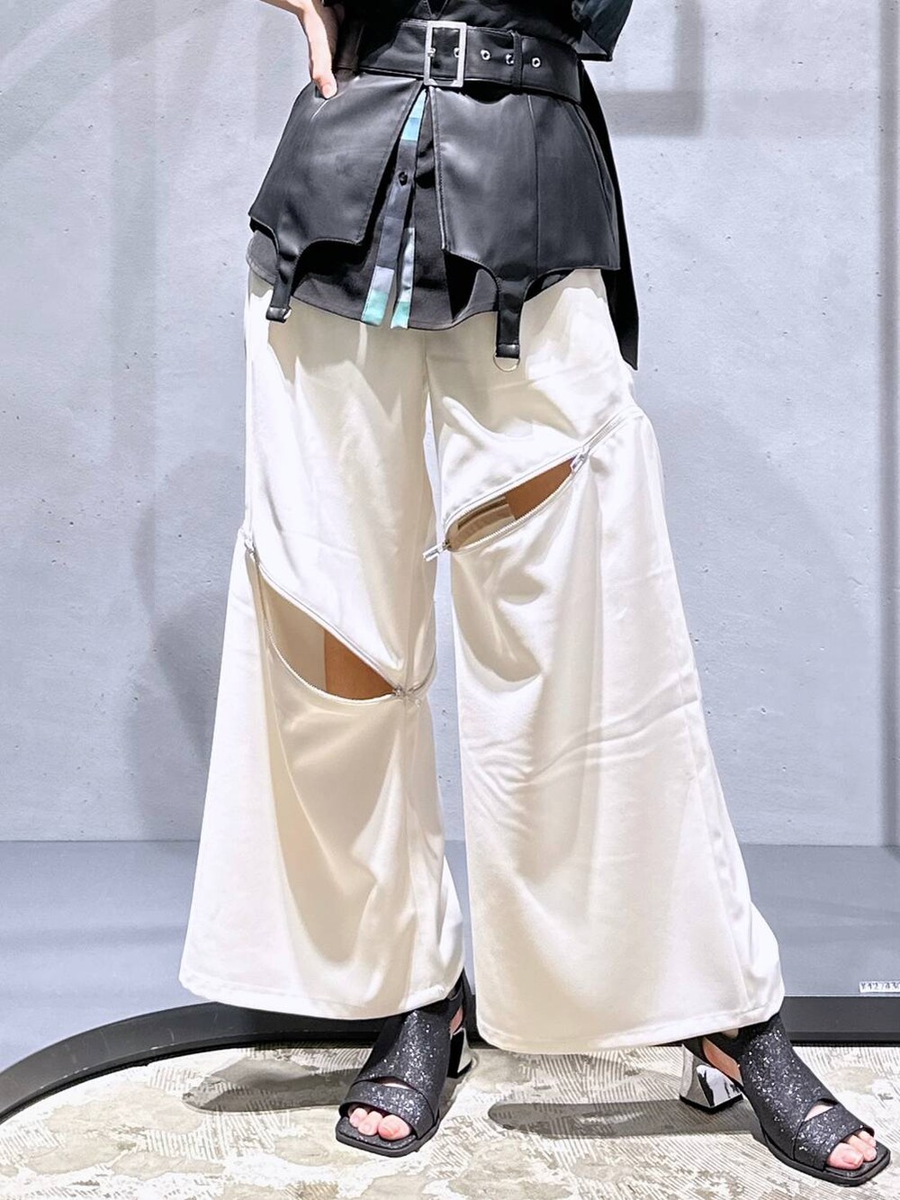 ブラック系のサンダル、グリーン系のシャツ/ブラウス、ホワイト系のその他パンツを着用したレディースの夏コーディネートの7枚目の写真