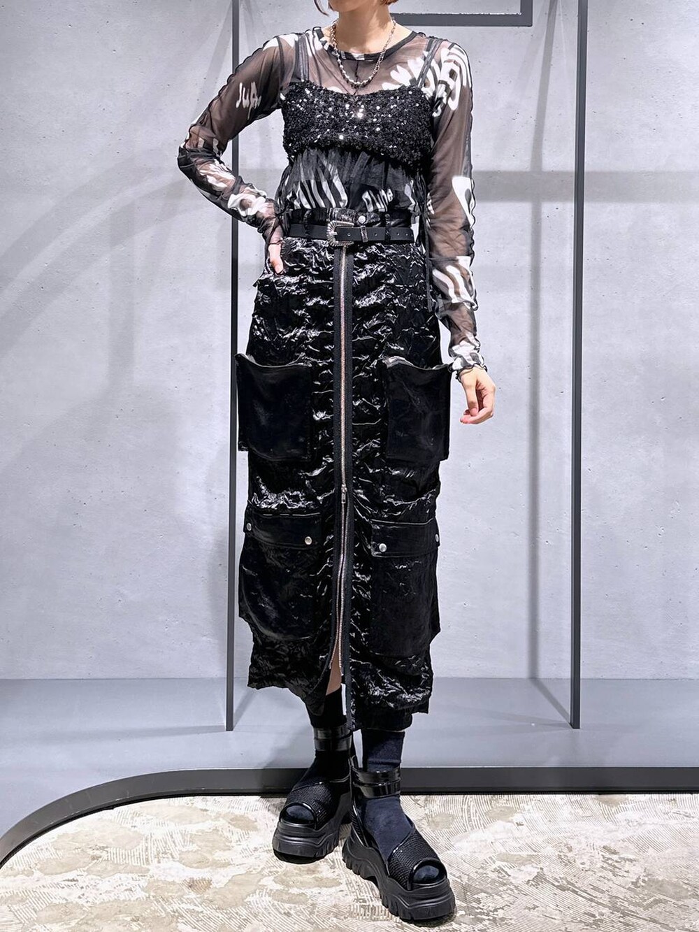 ブラック系のチューブトップ、ブラック系のサンダル、ブラック系のTシャツ/カットソーを着用したレディースの夏コーディネートの4枚目の写真