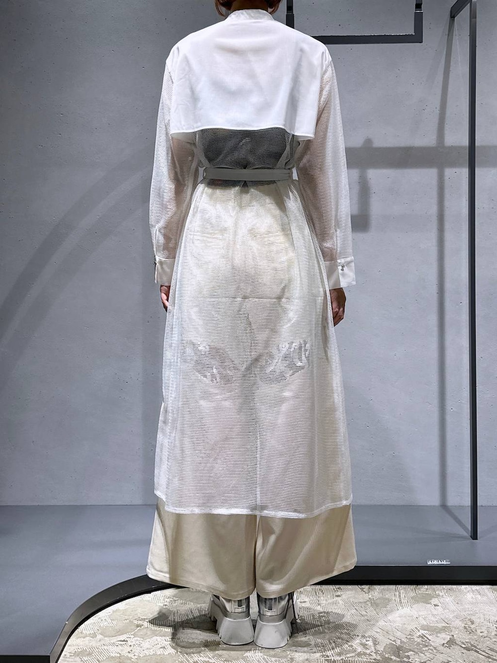 シルバー系のサンダル、ホワイト系のその他パンツ、ホワイト系のワンピースを着用したレディースの夏コーディネートの5枚目の写真