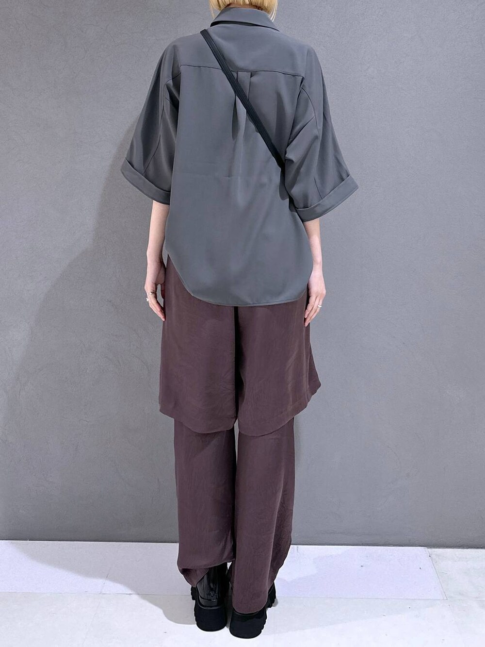 ブラック系のサンダル、パープル系のその他パンツ、グレー系のシャツ/ブラウスを着用したレディースの春コーディネートの3枚目の写真