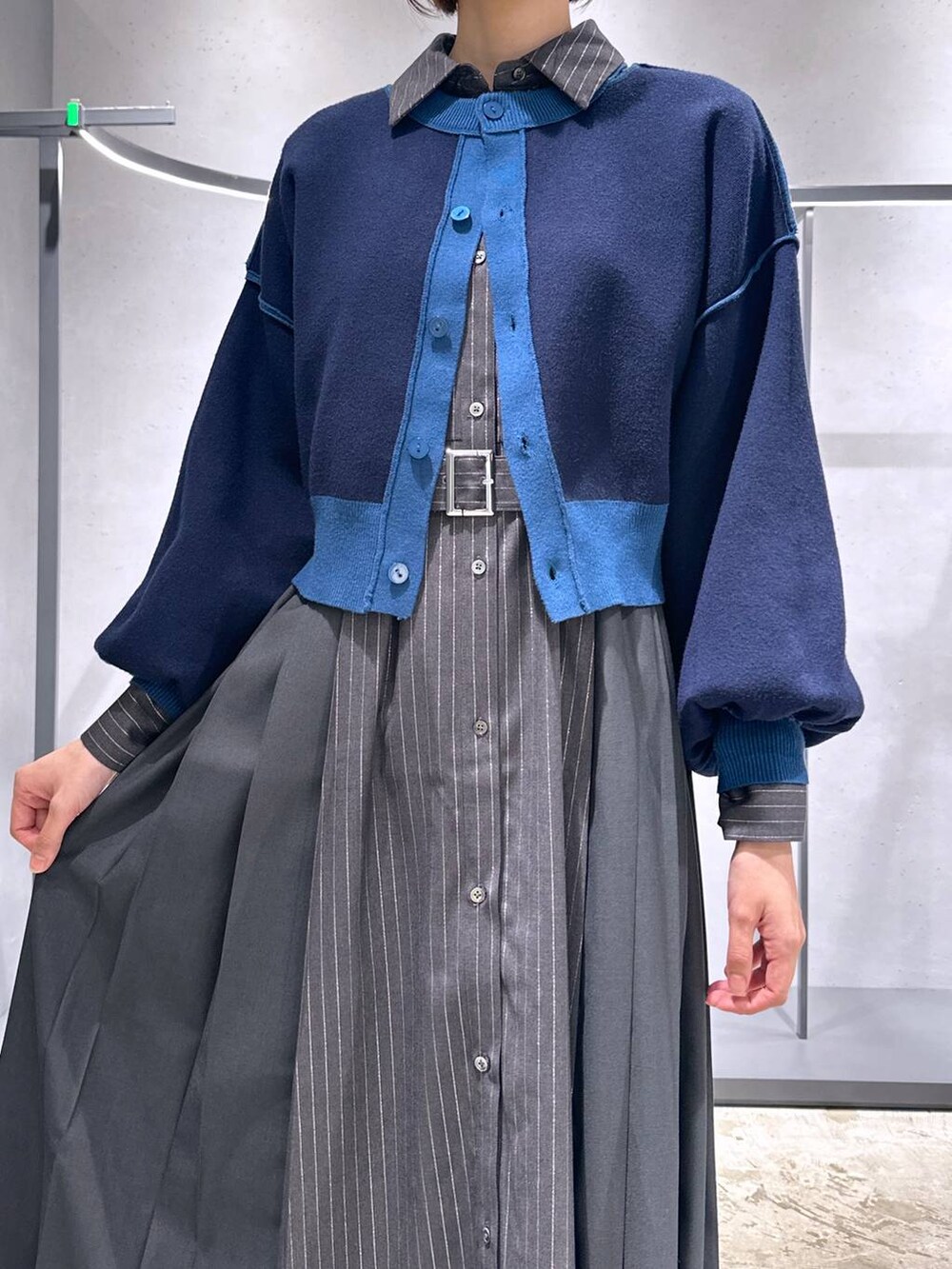 「高身長、メンズライク、女子ウケ、休日コーデ、秋コーデ、骨格ウェーブ、個性派、モード、ベーシック/シンプル、きれいめ、HARE、カーディガン、ワンピース、ニット、ドットエスティ秋コーデ」｜「HAREのメタルヒールストレッチブーツ(HARE)（ブーツ、ブラック系）」を使った、ココロさん（レディース・169cm）の秋コーディネートの5枚目の写真