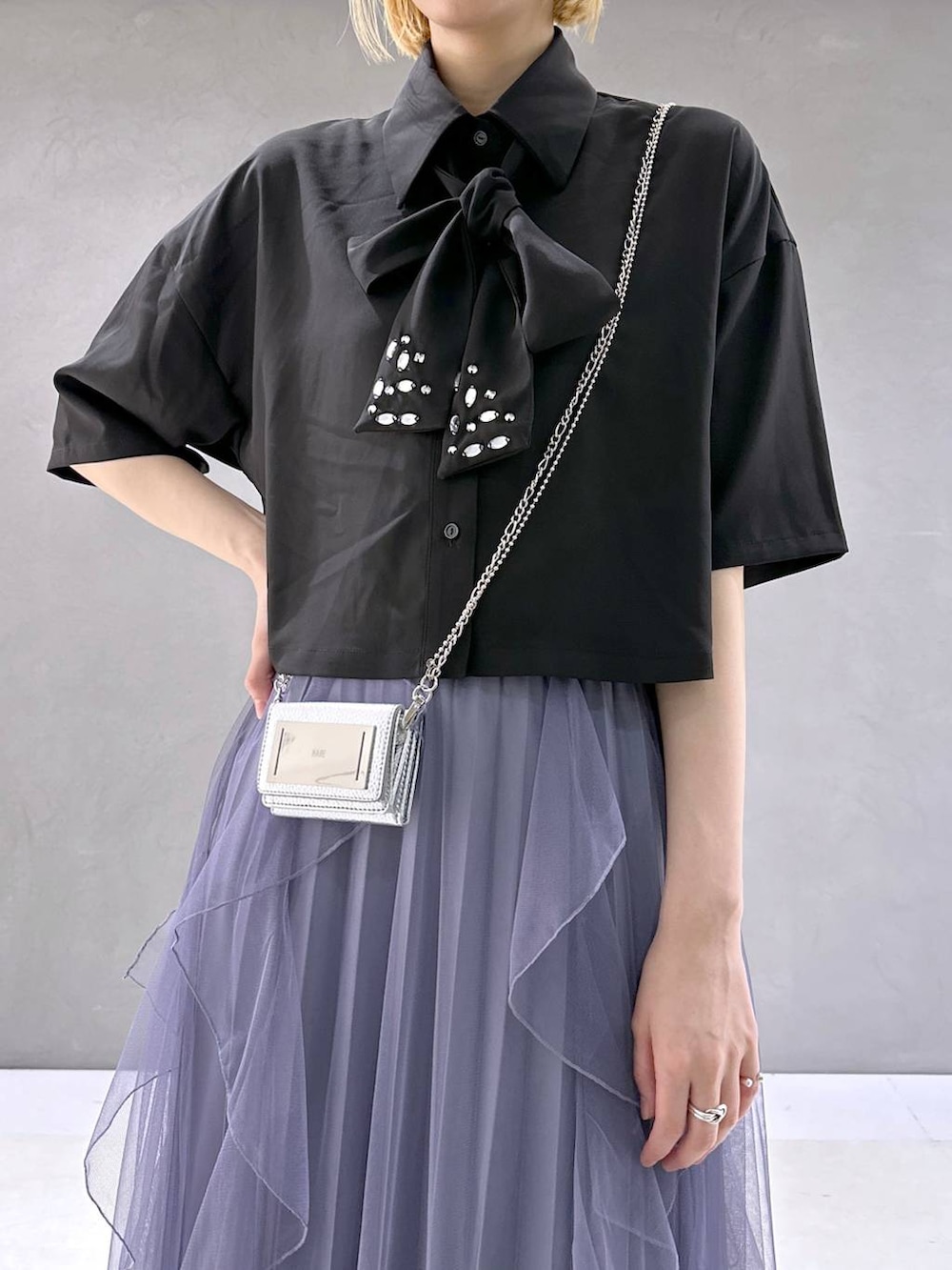 「高身長、夏コーデ、メンズライク、女子ウケ、休日コーデ、春コーデ、骨格ウェーブ、個性派、モード、きれいめ、HARE、シャツ、スカート、デート/ロマンティック、チュールスカート」｜「HAREのHAREロゴチェーンミニウォレット(HARE)（財布、シルバー系）」を使った、ココロさん（レディース・169cm）の春コーディネートの5枚目の写真