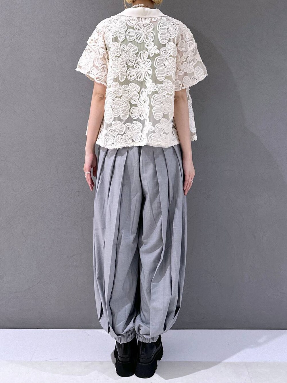 ブラック系のサンダル、イエロー系のタンクトップ、グレー系のその他パンツを着用したレディースの春コーディネートの3枚目の写真