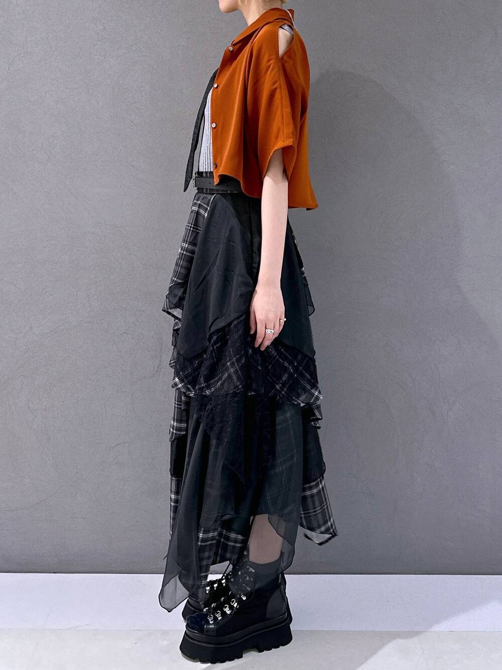 ブラック系のネクタイ、ブラック系のサンダル、グレー系のタンクトップを着用したレディースの春コーディネートの2枚目の写真