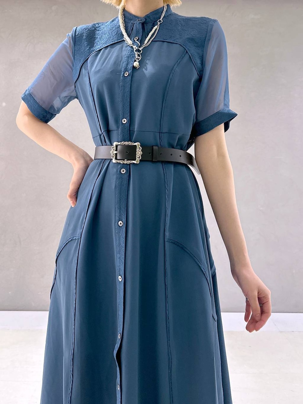 ブラック系のサンダル、ブルー系のワンピース、ブラック系のベルトを着用したレディースの夏コーディネートの6枚目の写真