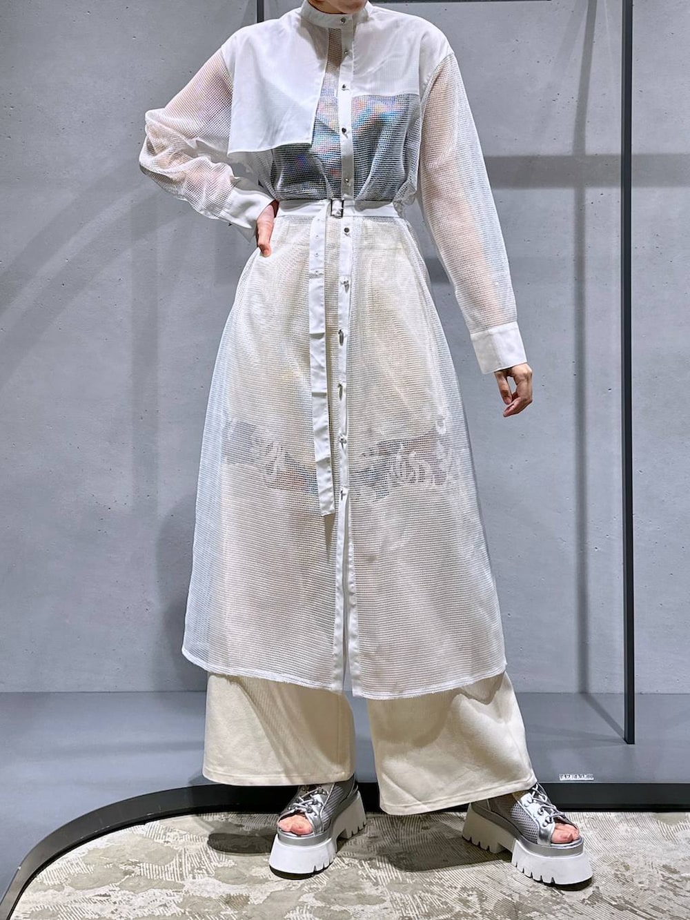 シルバー系のサンダル、ホワイト系のその他パンツ、ホワイト系のワンピースを着用したレディースの夏コーディネートの6枚目の写真