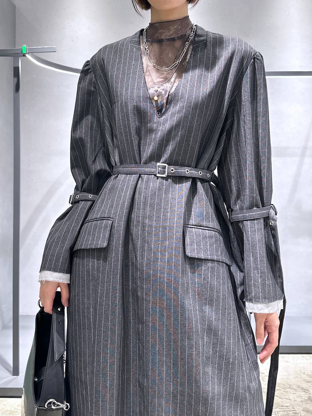 「ワンピース、ドットエスティ秋コーデ、モノトーン、ブーツ、HARE、骨格ウェーブ、個性派、モード、ベーシック/シンプル、高身長、メンズライク、女子ウケ、休日コーデ、秋コーデ、きれいめ」｜「HAREの2WAYアソートシアートップス(HARE)（Tシャツ/カットソー、ブラック系）」を使った、ココロさん（レディース・169cm）の秋コーディネートの5枚目の写真