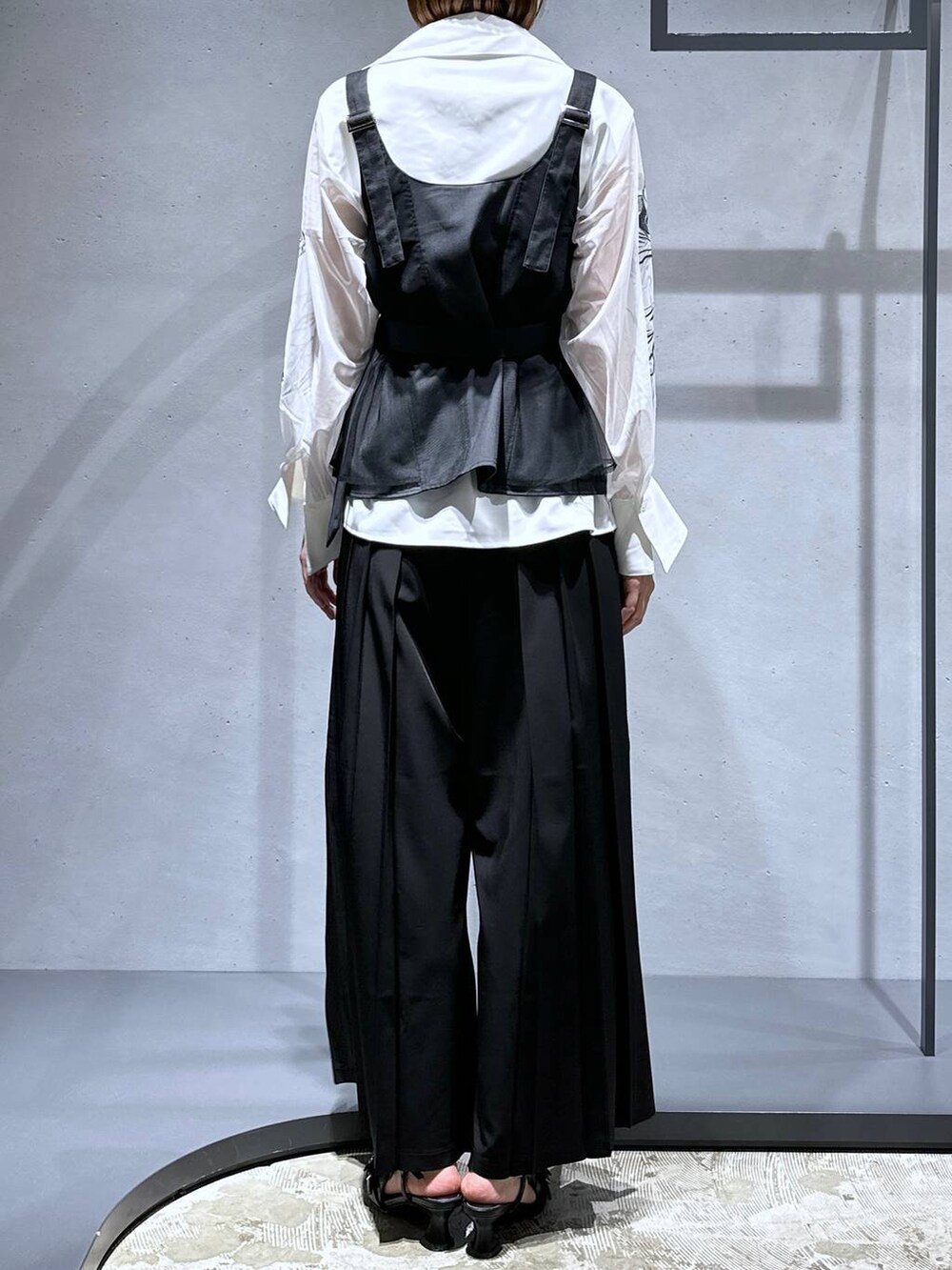 ブラック系のその他パンツ、ブルー系のタンクトップ、ホワイト系のシャツ/ブラウスを着用したレディースの夏コーディネートの3枚目の写真