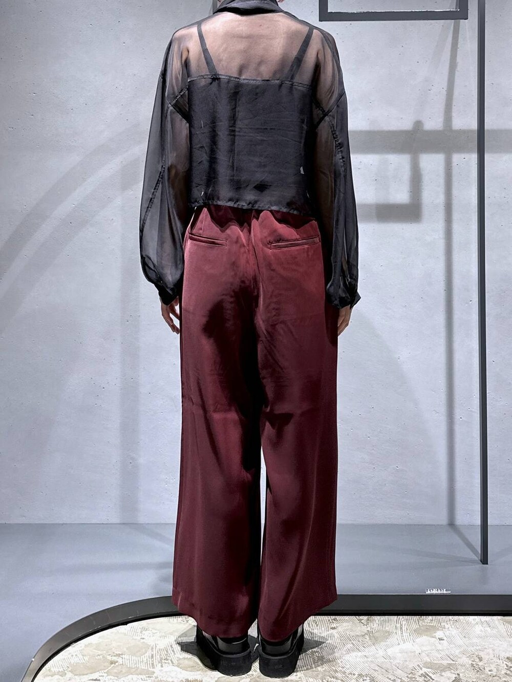 レッド系のその他パンツ、ブラック系のサンダル、ピンク系のシャツ/ブラウスを着用したレディースの春コーディネートの4枚目の写真