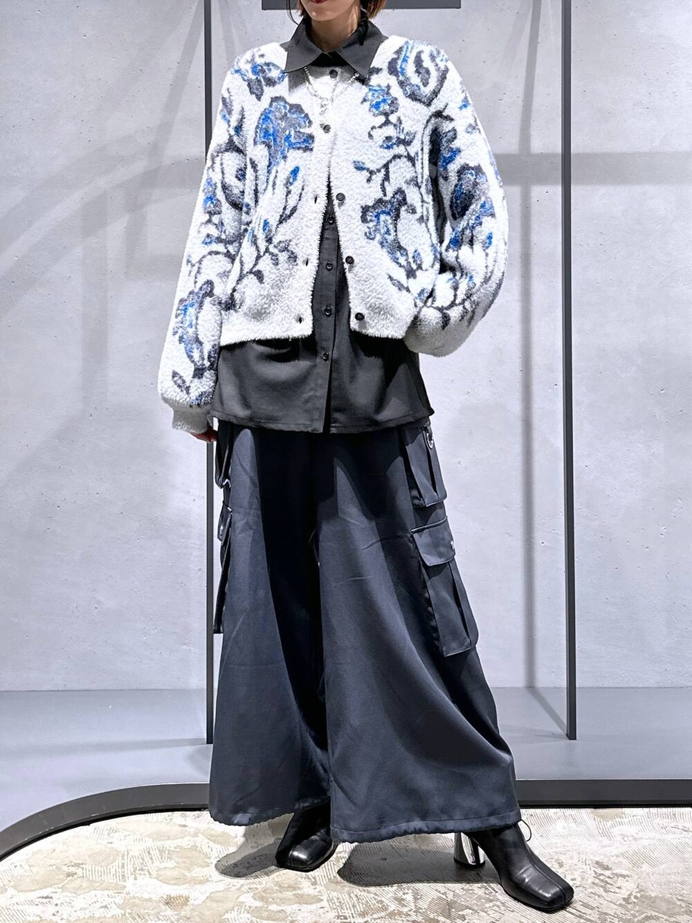 グレー系のカーディガン/ボレロ、ブラック系のブーツ、ブラック系のシャツ/ブラウスを着用したレディースの秋コーディネートの4枚目の写真