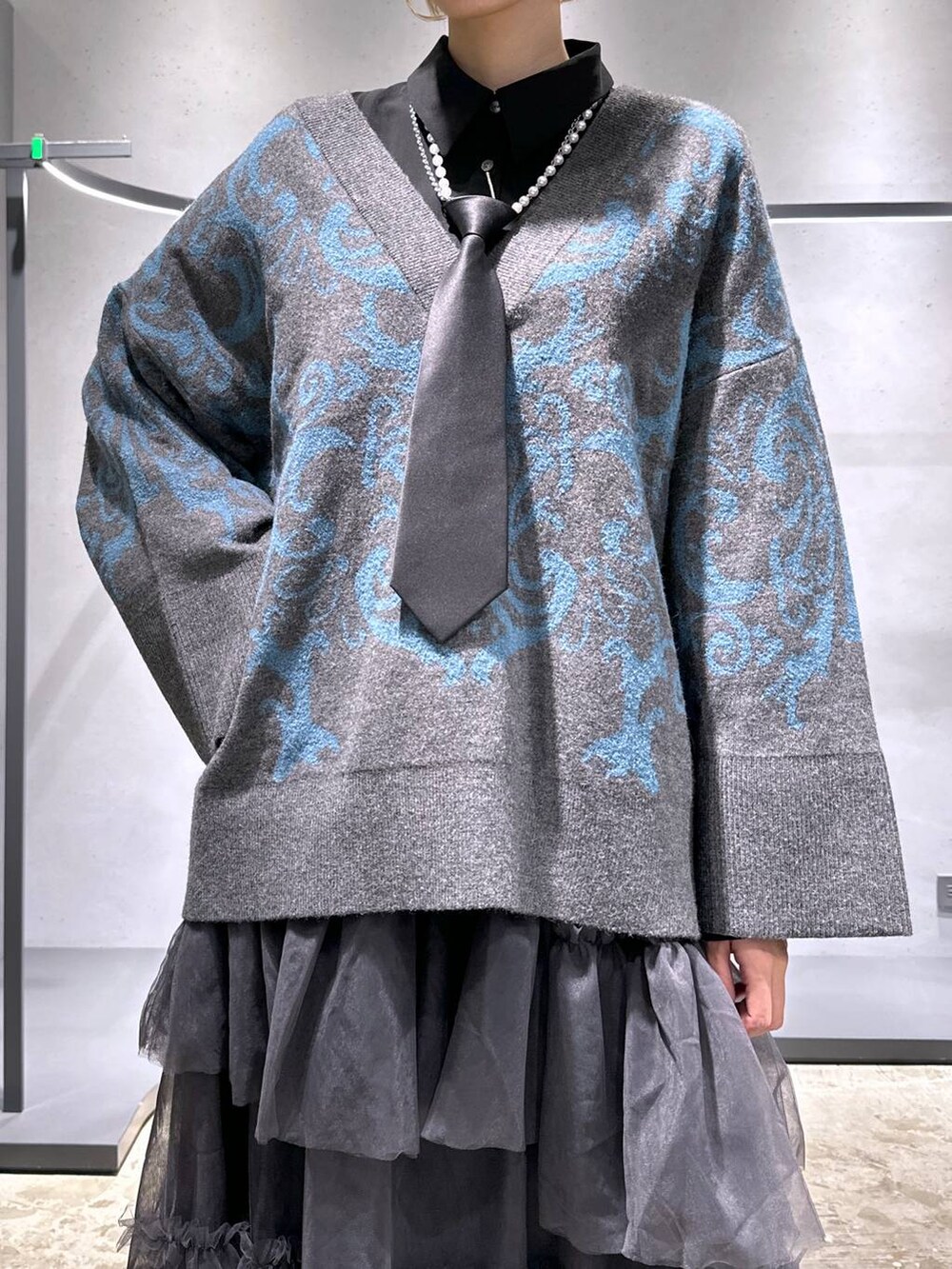 ブラック系のネクタイ、ブラック系のシャツ/ブラウス、シルバー系のブーツを着用したレディースの秋コーディネートの5枚目の写真