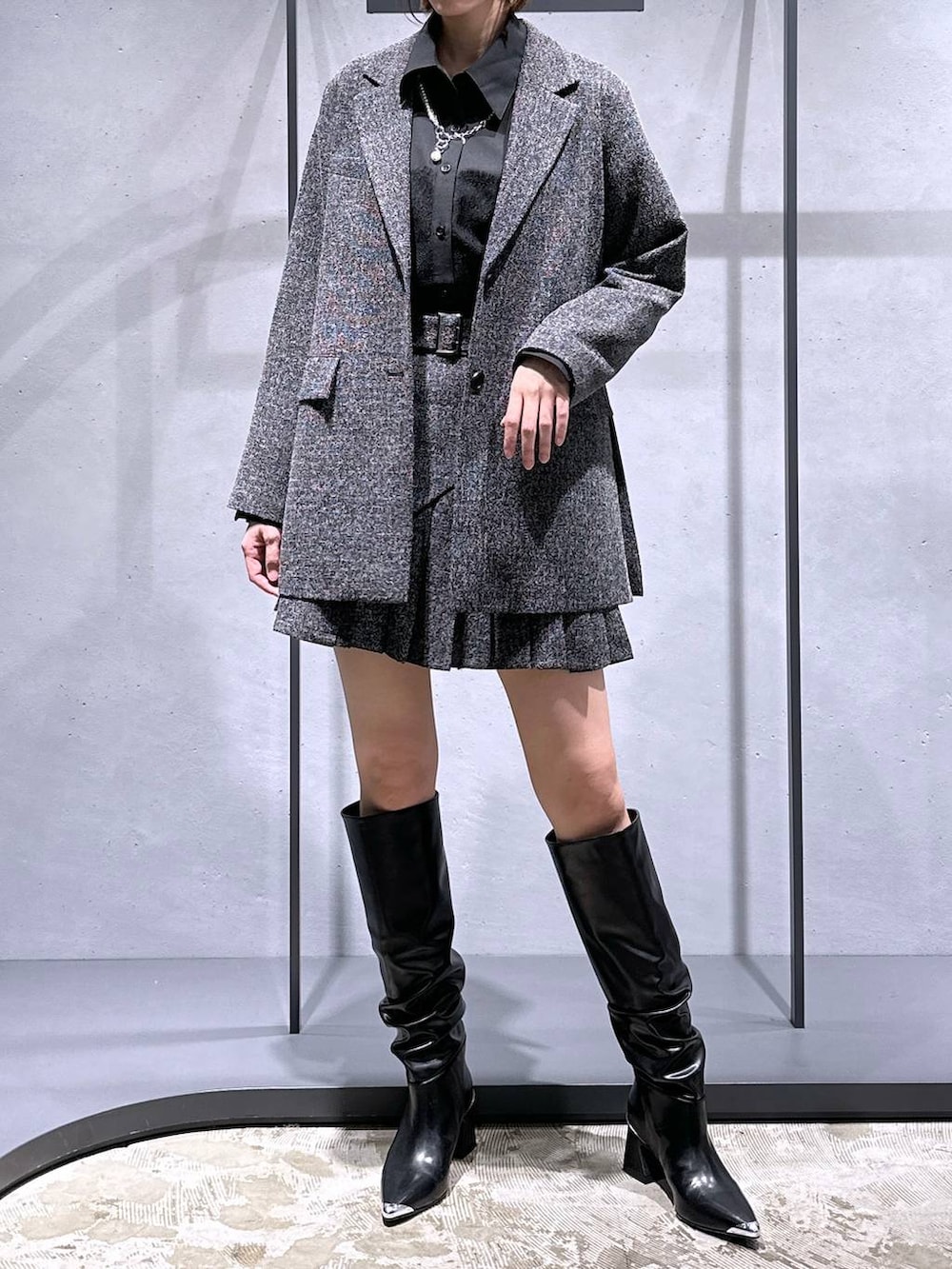 ブラック系のブーツ、ブラック系のシャツ/ブラウス、シルバー系のトートバッグを着用したレディースの秋コーディネートの4枚目の写真