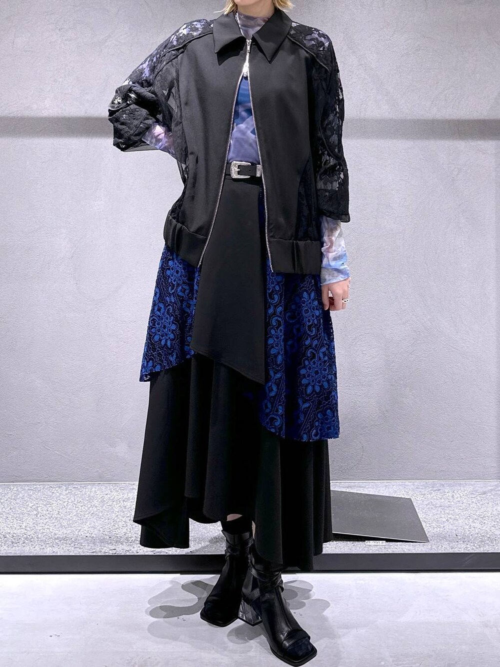 ブルー系のTシャツ/カットソー、ブルー系のスカート、ブラック系のサンダルを着用したレディースの春コーディネートの4枚目の写真