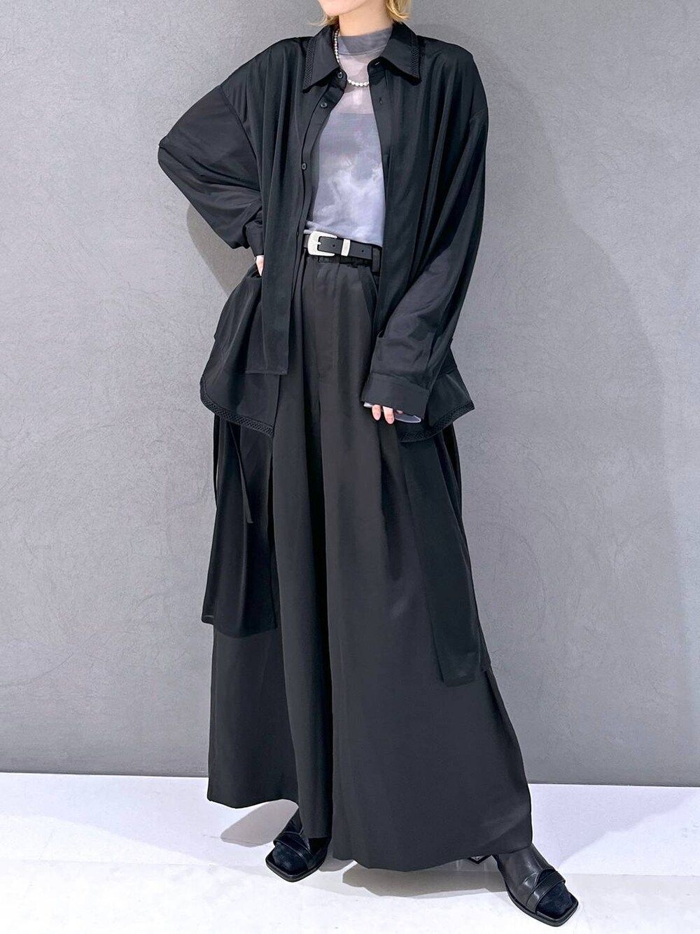 ブラック系のサンダル、ブラック系のシャツ/ブラウス、ブラック系のその他パンツを着用したレディースの春コーディネートの4枚目の写真