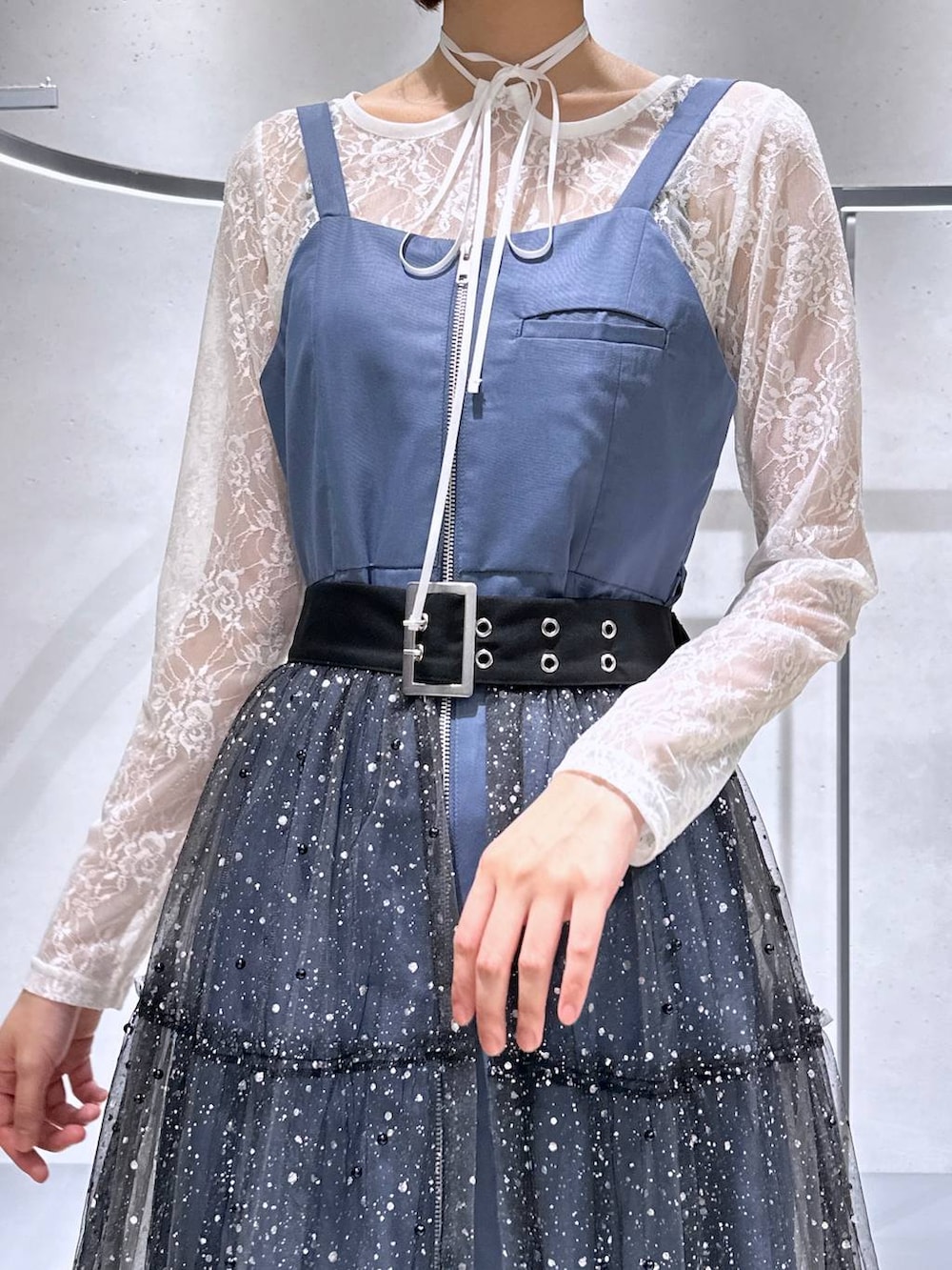 「高身長、モード、ベーシック/シンプル、きれいめ、HARE、シアートップス、カラーコーデ_HARE、ワンピース、チュールスカート、サンダル、デート/ロマンティック、テーマパーク、テーマパークコーデ、メンズライク、女子ウケ」｜「HAREのチュールベルトスカート(HARE)（ベルト、ブラック系）」を使った、ココロさん（レディース・169cm）の夏コーディネートの5枚目の写真