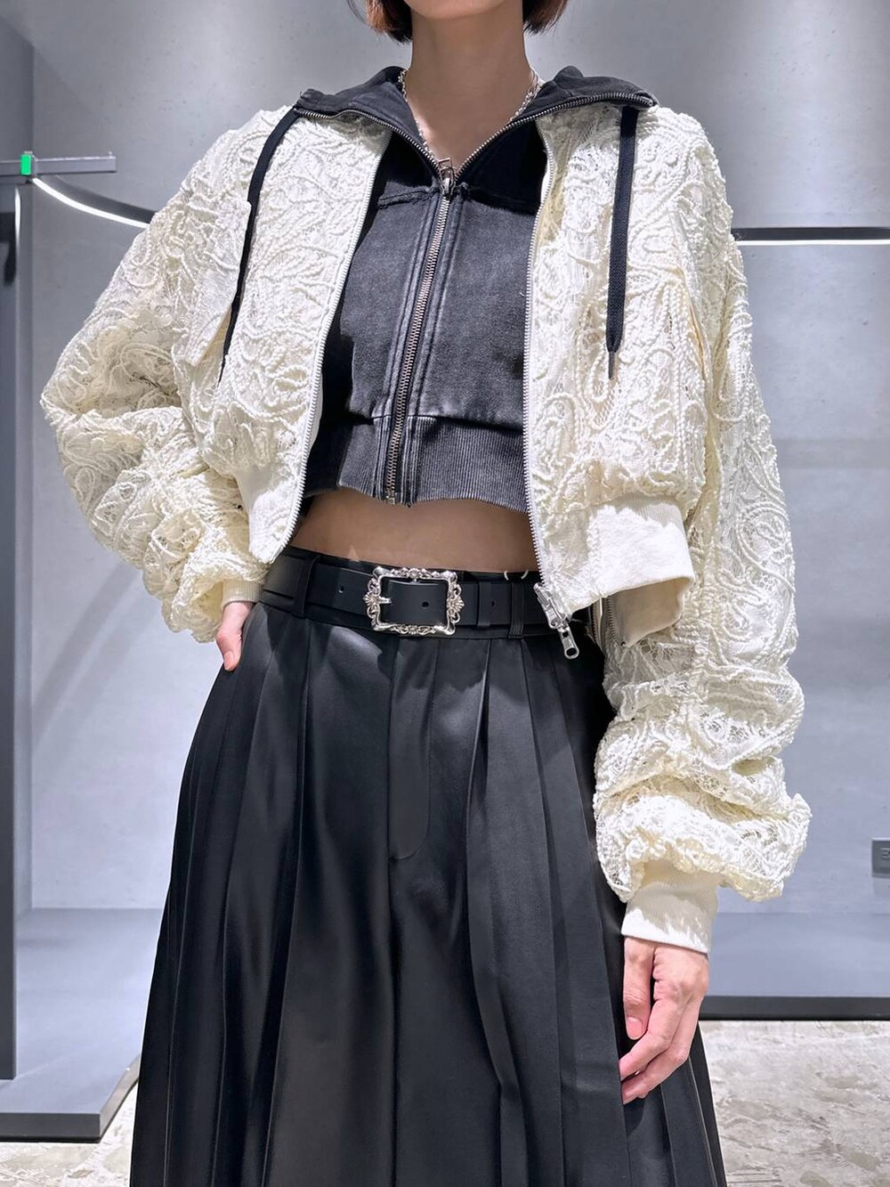 「HARE、ドットエスティ秋コーデ、高身長、メンズライク、女子ウケ、休日コーデ、秋コーデ、骨格ウェーブ、個性派、モード、ベーシック/シンプル、きれいめ、ブルゾン、パーカー、カジュアル」｜「HAREの【SETUP対応】ピグメントジップショートパーカー(HARE)（パーカー、ブラック系）」を使った、ココロさん（レディース・169cm）の秋コーディネートの5枚目の写真