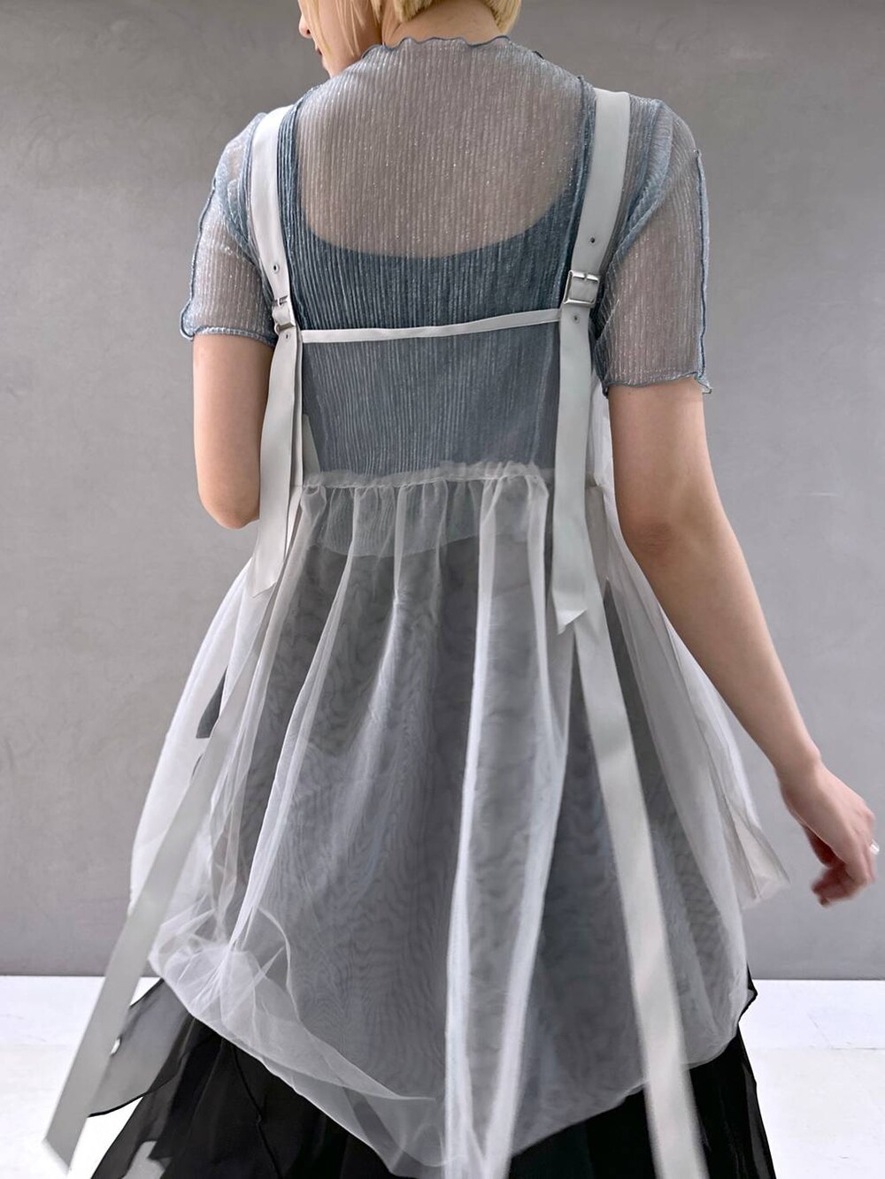 ブラック系のサンダル、ブラック系のスカート、ブルー系のTシャツ/カットソーを着用したレディースの春コーディネートの7枚目の写真