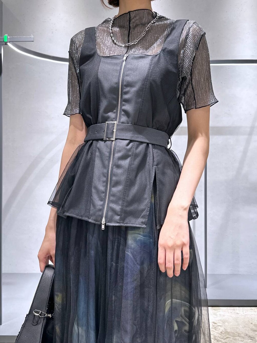 ブラック系のサンダル、ブラック系のTシャツ/カットソー、ブラック系のショルダーバッグを着用したレディースの夏コーディネートの5枚目の写真