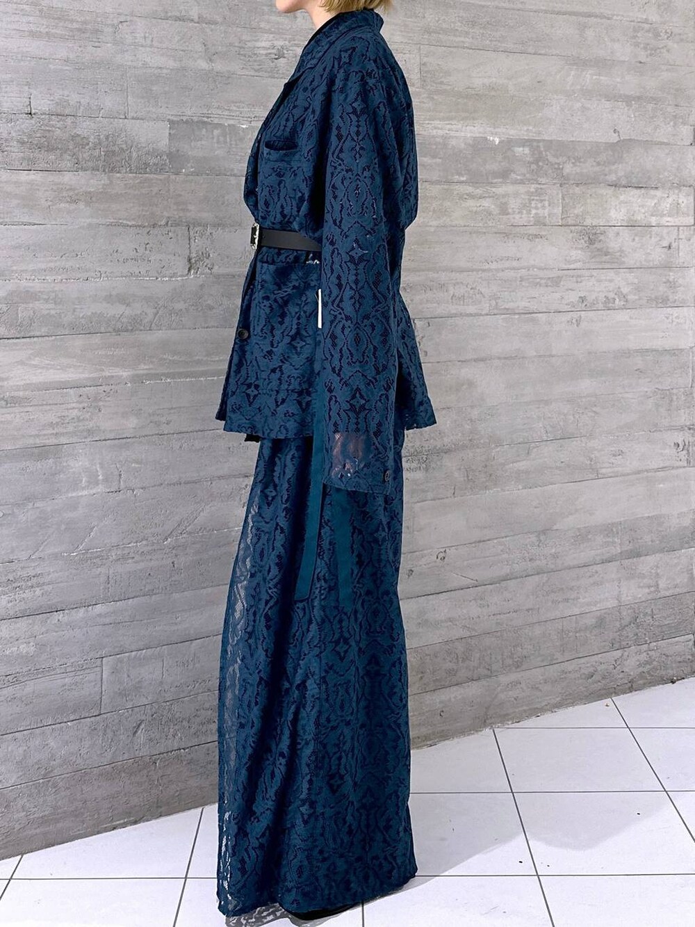 ブルー系のテーラードジャケット、ブラック系のシャツ/ブラウス、ブラック系のサンダルを着用したレディースの春コーディネートの2枚目の写真