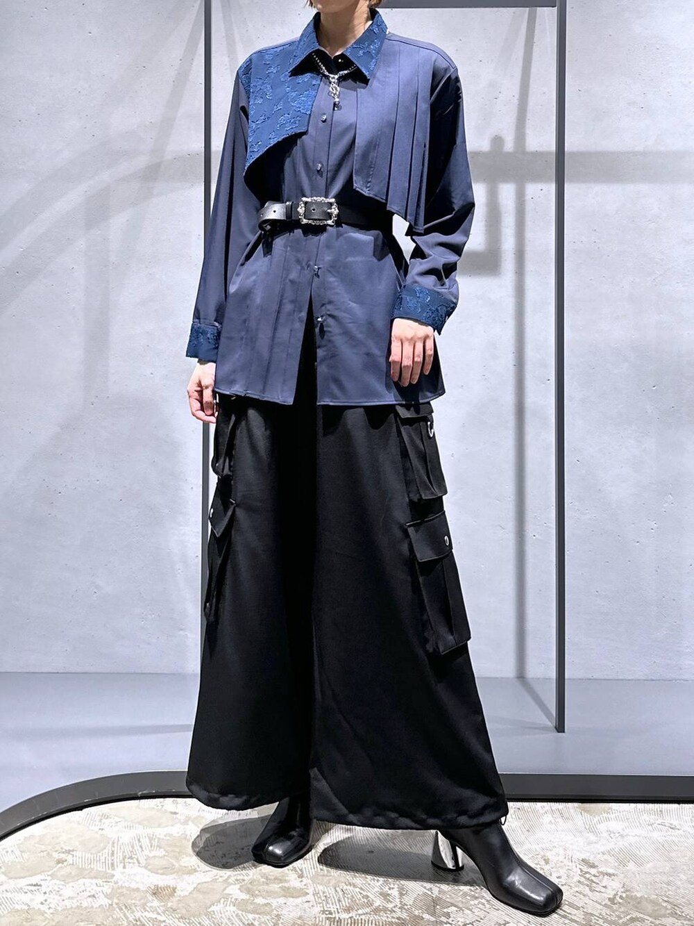 ブラック系のブーツ、ブルー系のシャツ/ブラウス、ブラック系のカーゴパンツを着用したレディースの秋コーディネートの4枚目の写真