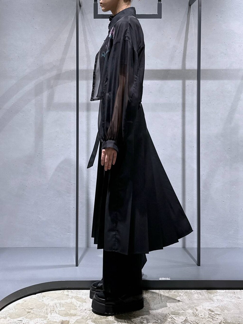 ブラック系のサンダル、ブラック系のTシャツ/カットソー、ブラック系のその他パンツを着用したレディースの春コーディネートの3枚目の写真