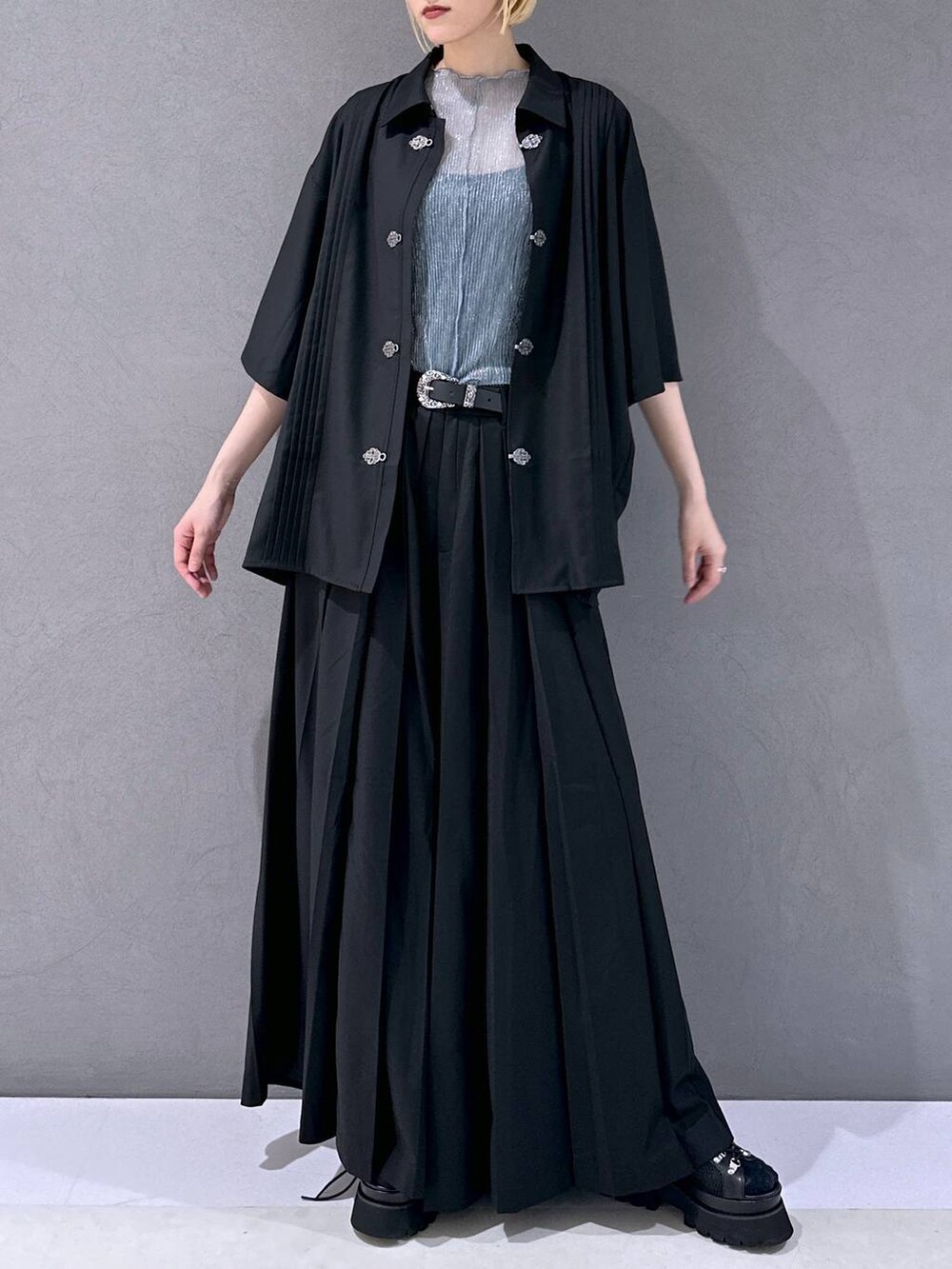 ブラック系のサンダル、ブラック系のその他パンツ、ブルー系のTシャツ/カットソーを着用したレディースの春コーディネートの4枚目の写真