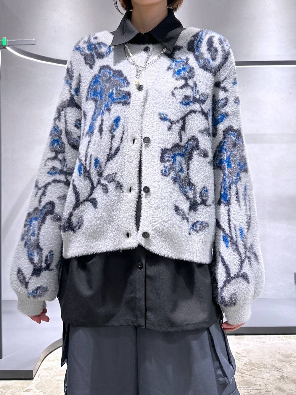 グレー系のカーディガン/ボレロ、ブラック系のブーツ、ブラック系のシャツ/ブラウスを着用したレディースの秋コーディネートの5枚目の写真