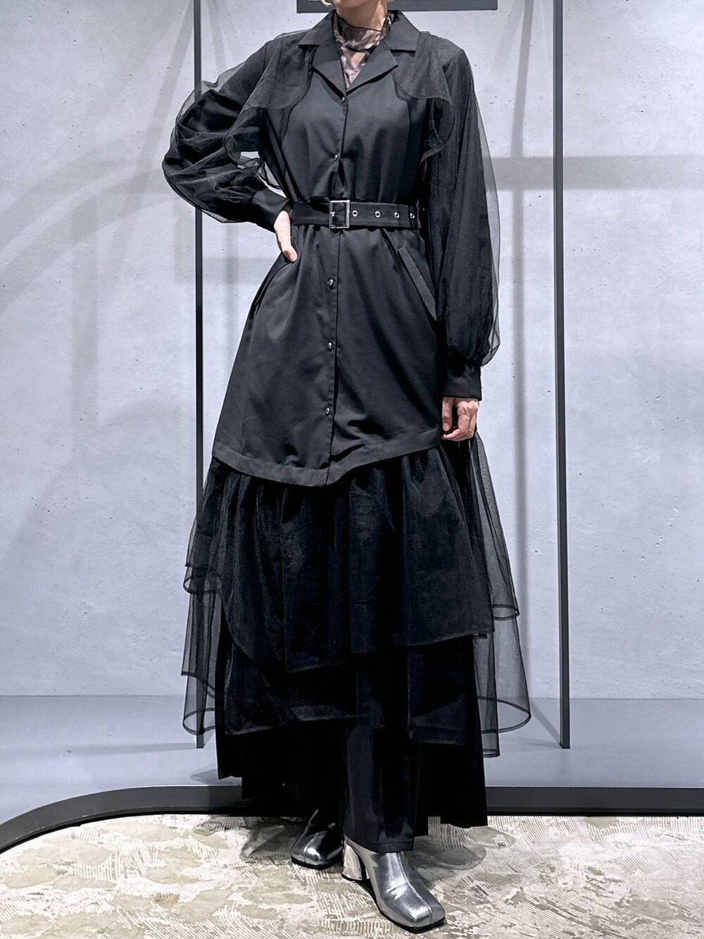 グレー系のTシャツ/カットソー、シルバー系のブーツ、ブラック系のその他パンツを着用したレディースの秋コーディネートの4枚目の写真